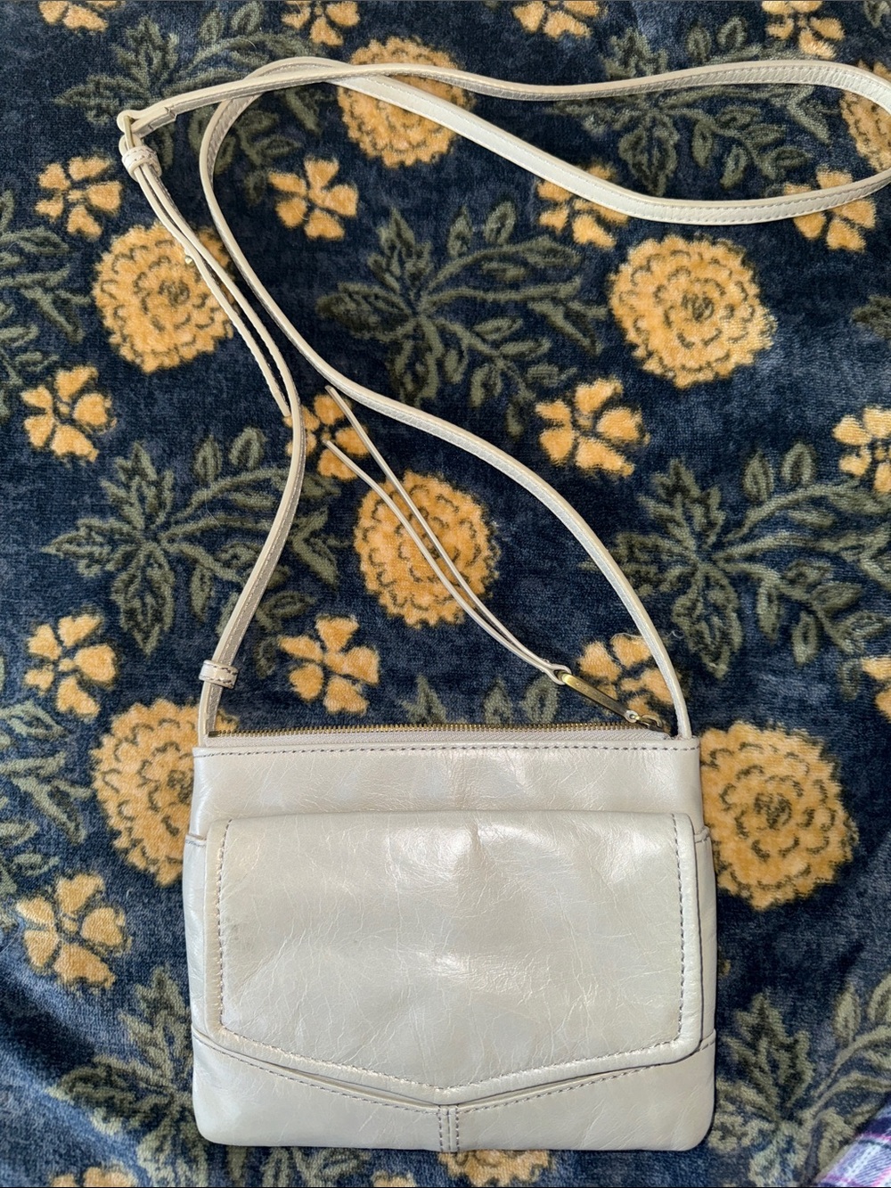 HOBO ADORABLE CROSSBODY WALLET